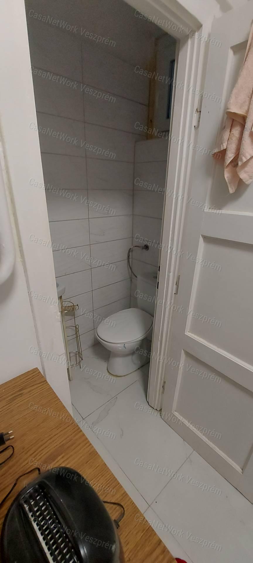 Eladó felújított, bútorozott garzonlakás Herend nyugodt részén