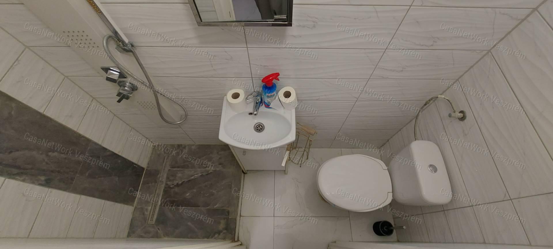 Eladó felújított, bútorozott garzonlakás Herend nyugodt részén