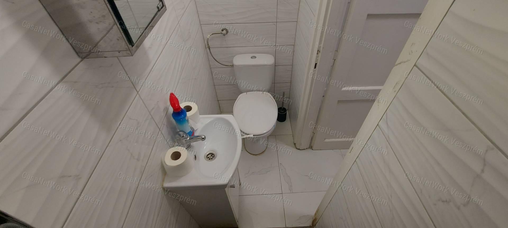 Eladó felújított, bútorozott garzonlakás Herend nyugodt részén