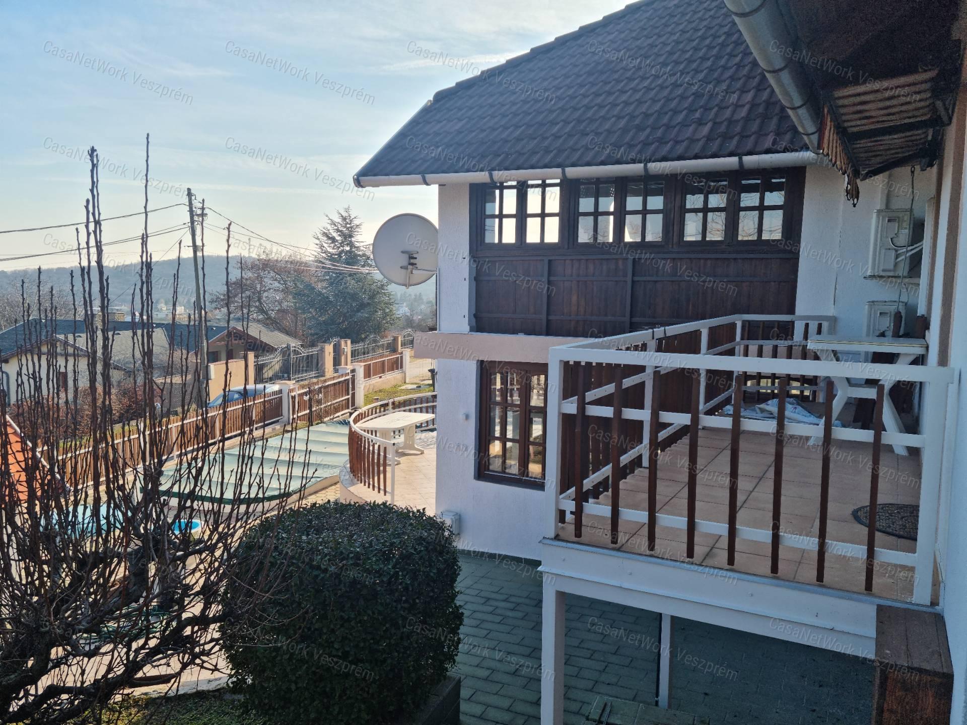ELADÓ BALATONALMÁDIBAN PANORÁMÁS, MEDENCÉS APARTMANHÁZ