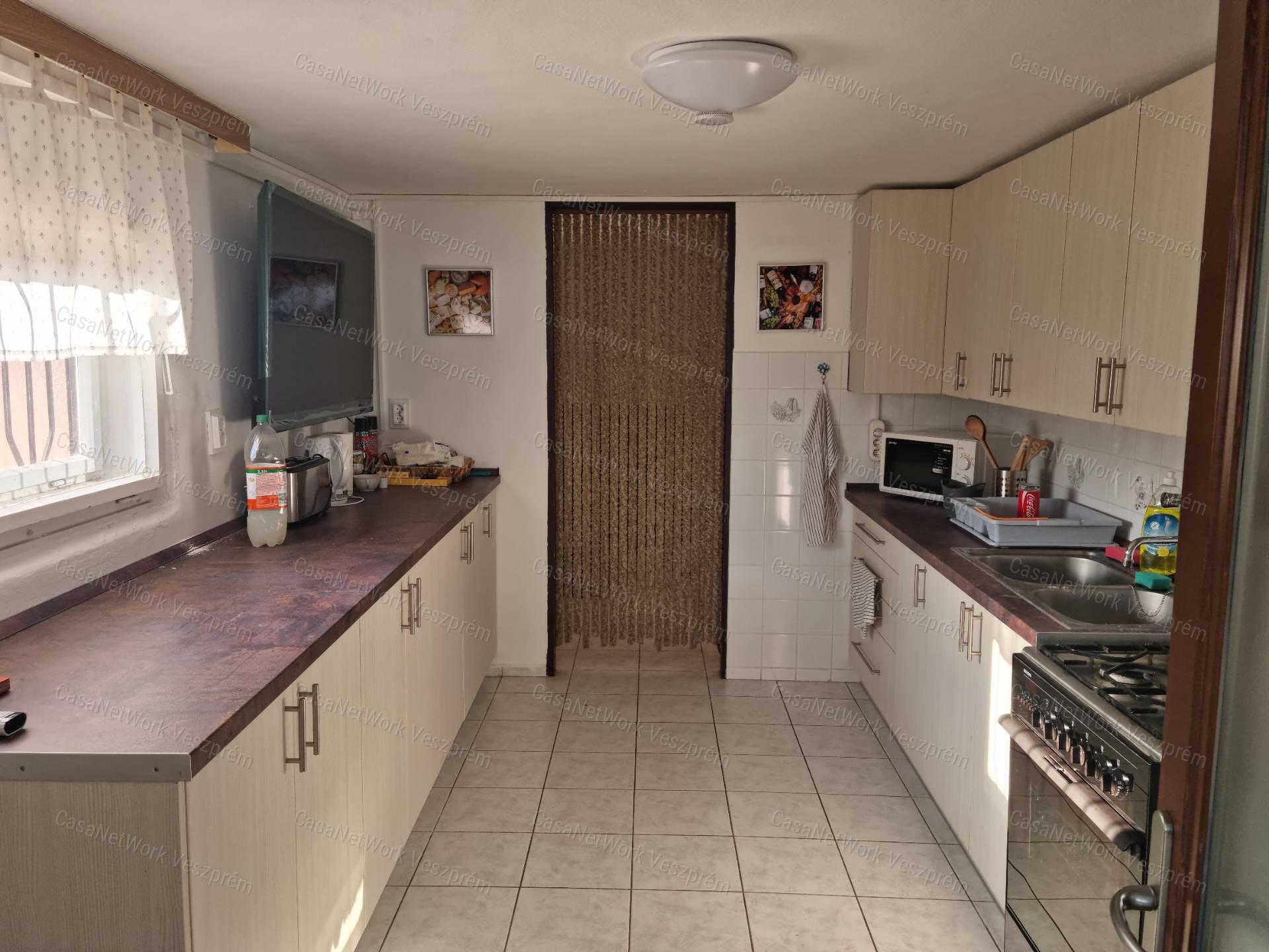 ELADÓ BALATONALMÁDIBAN PANORÁMÁS, MEDENCÉS APARTMANHÁZ