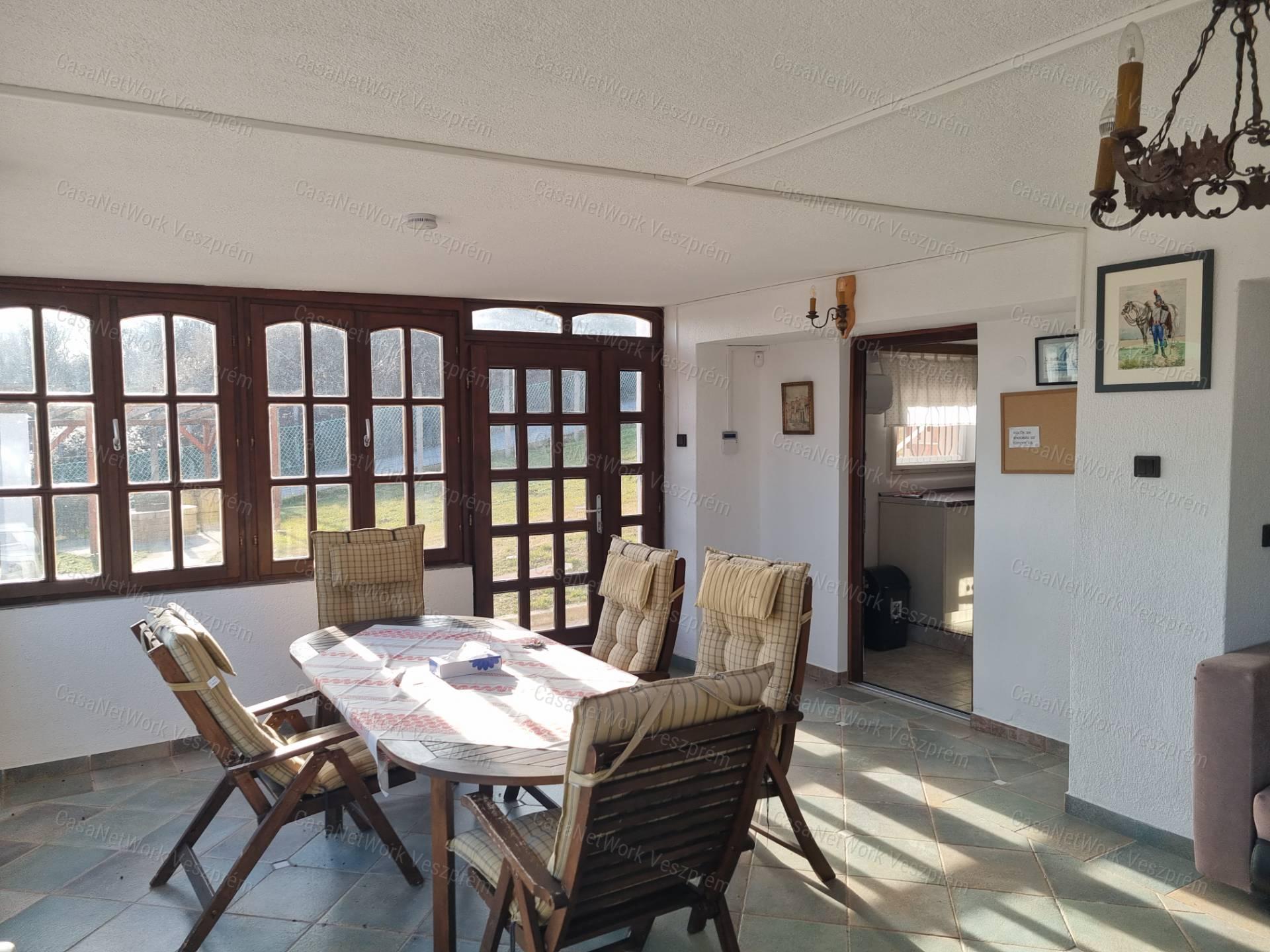 ELADÓ BALATONALMÁDIBAN PANORÁMÁS, MEDENCÉS APARTMANHÁZ