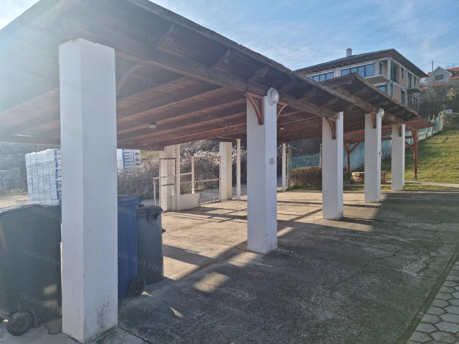 ELADÓ BALATONALMÁDIBAN PANORÁMÁS, MEDENCÉS APARTMANHÁZ
