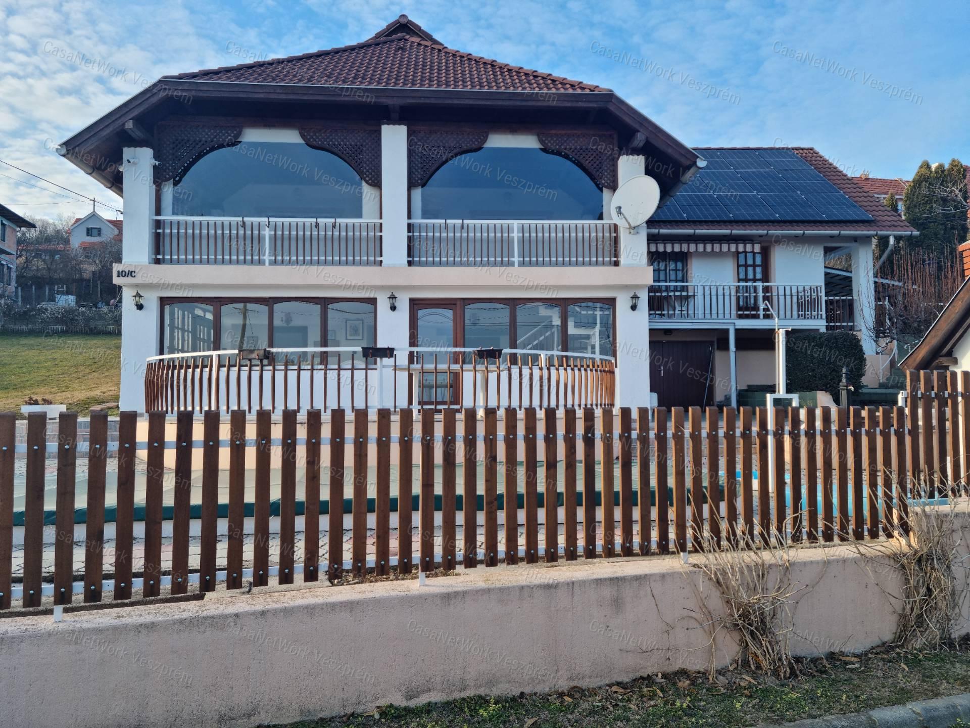 ELADÓ BALATONALMÁDIBAN PANORÁMÁS, MEDENCÉS APARTMANHÁZ