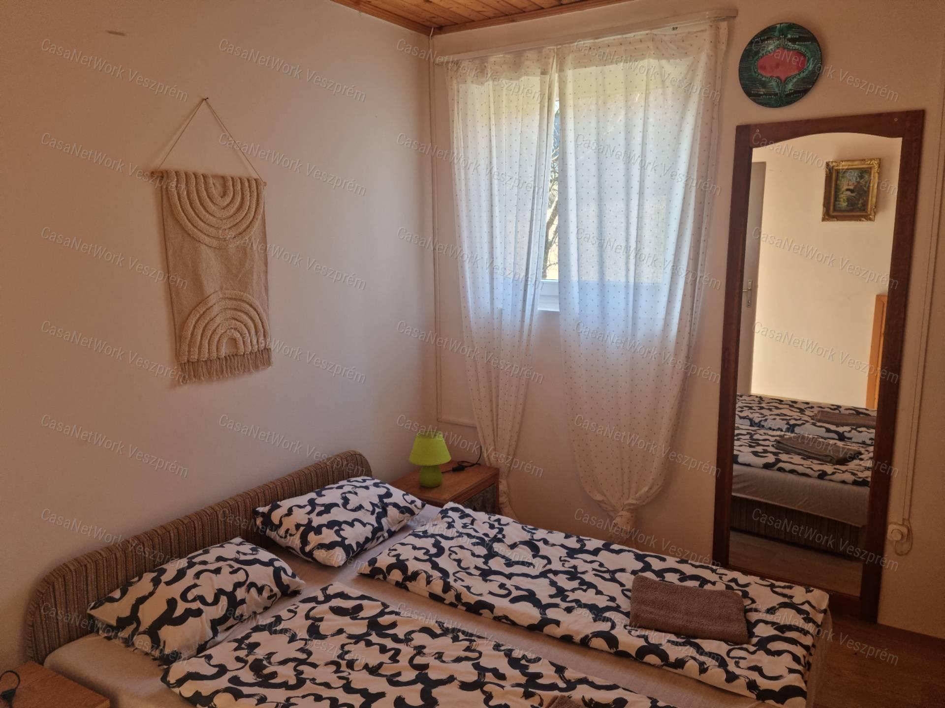 ELADÓ BALATONALMÁDIBAN PANORÁMÁS, MEDENCÉS APARTMANHÁZ