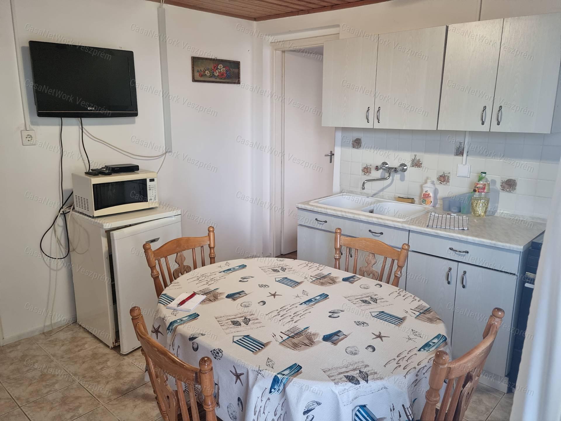 ELADÓ BALATONALMÁDIBAN PANORÁMÁS, MEDENCÉS APARTMANHÁZ