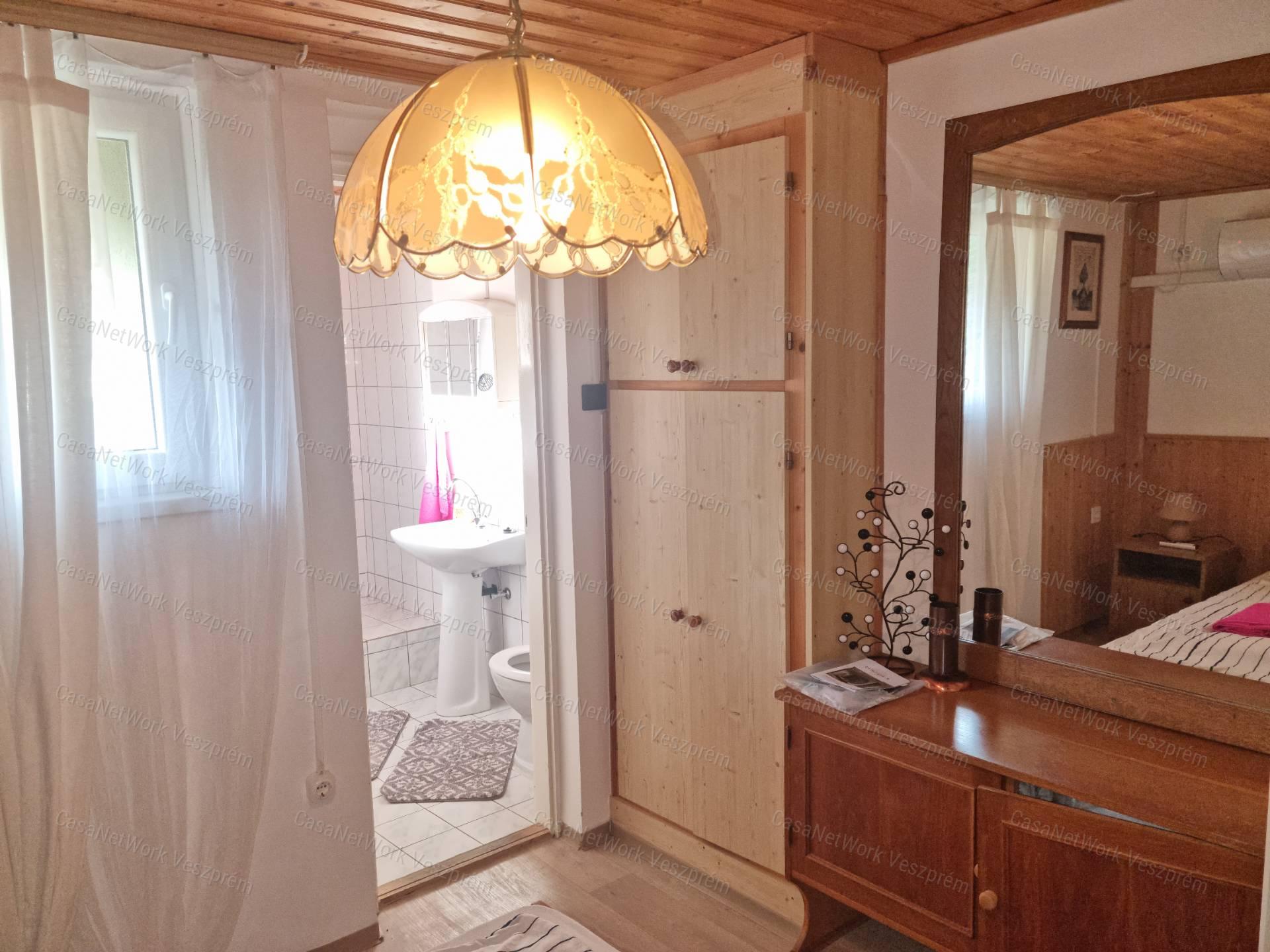 ELADÓ BALATONALMÁDIBAN PANORÁMÁS, MEDENCÉS APARTMANHÁZ