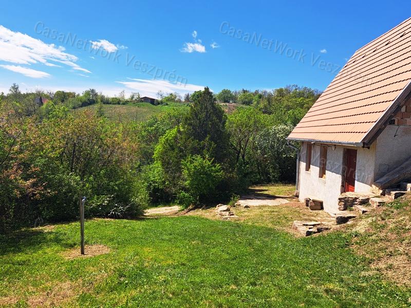 BALATON-FELVIDÉKI HÁZ BALATONI PANORÁMÁVAL, FELSŐÖRSÖN A TERMÉSZET OLDALÁN