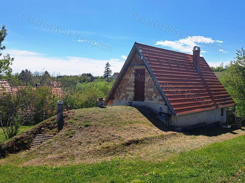 BALATON-FELVIDÉKI HÁZ BALATONI PANORÁMÁVAL, FELSŐÖRSÖN A TERMÉSZET OLDALÁN