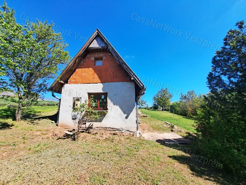 BALATON-FELVIDÉKI HÁZ BALATONI PANORÁMÁVAL, FELSŐÖRSÖN A TERMÉSZET OLDALÁN
