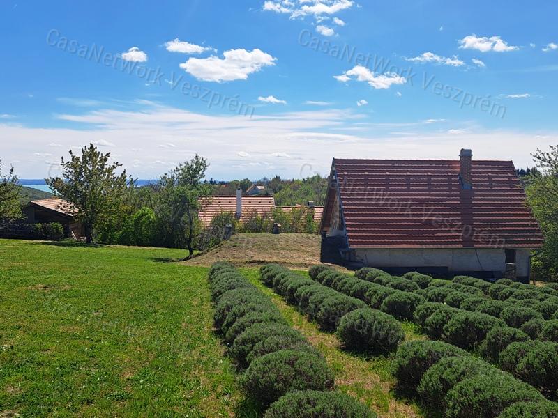 BALATON-FELVIDÉKI HÁZ BALATONI PANORÁMÁVAL, FELSŐÖRSÖN A TERMÉSZET OLDALÁN