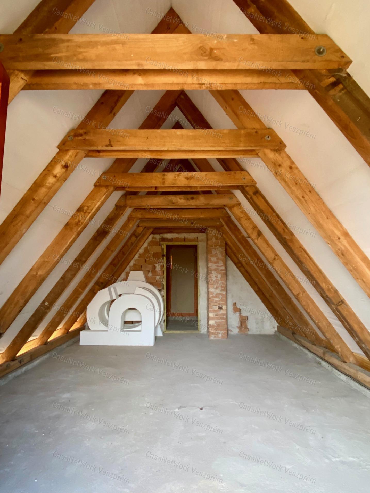 BALATON-FELVIDÉKI HÁZ BALATONI PANORÁMÁVAL, FELSŐÖRSÖN A TERMÉSZET OLDALÁN