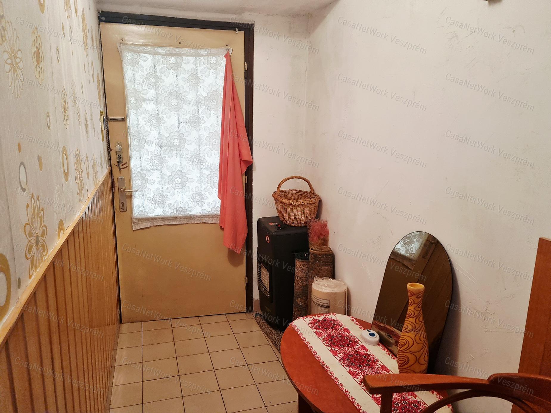 ELADÓ BÚTOROZOTT TÉGLALAKÁS DEVECSER KÖZPONTJÁBAN