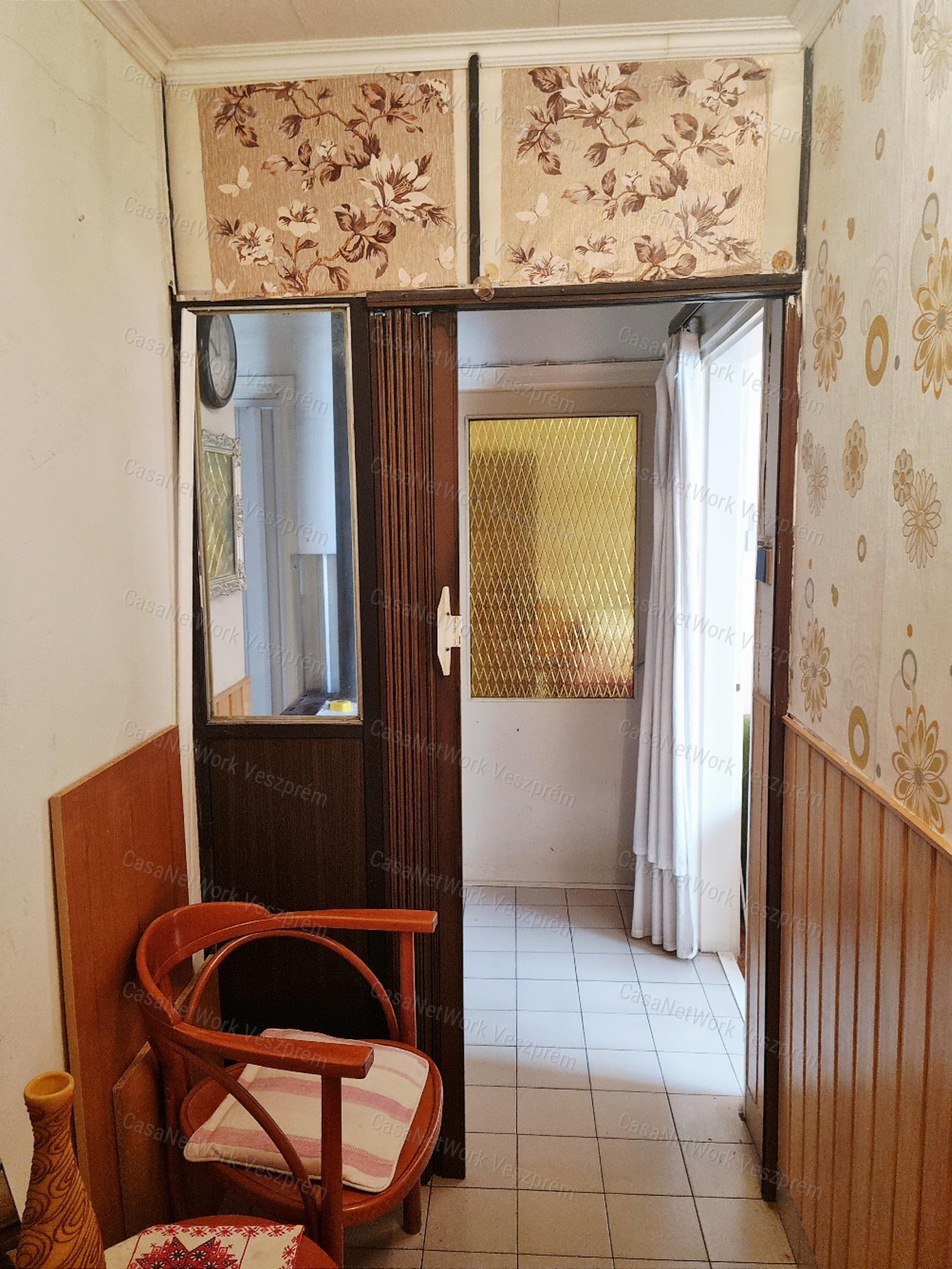 ELADÓ BÚTOROZOTT TÉGLALAKÁS DEVECSER KÖZPONTJÁBAN