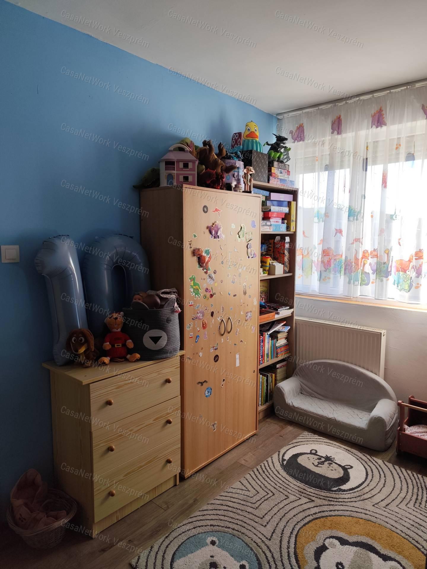 Hajmáskéren 2 szobás téglalakás eladó!