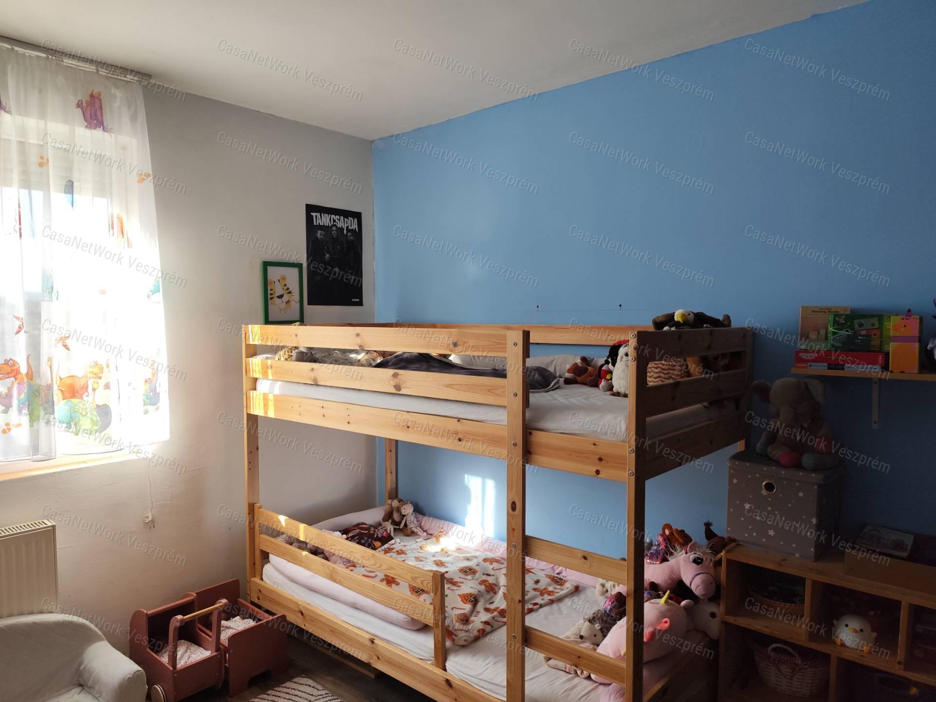 Hajmáskéren 2 szobás téglalakás eladó!