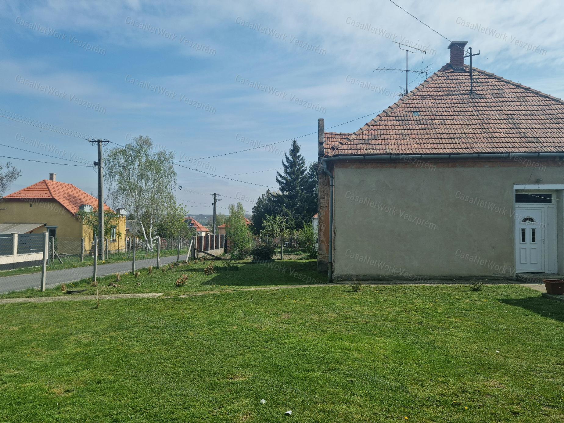 ELADÓ CSALÁDI HÁZ BAKONYSZENTLÁSZLÓN – TÁGAS TELEKKEL, NYUGODT KÖRNYEZETBEN