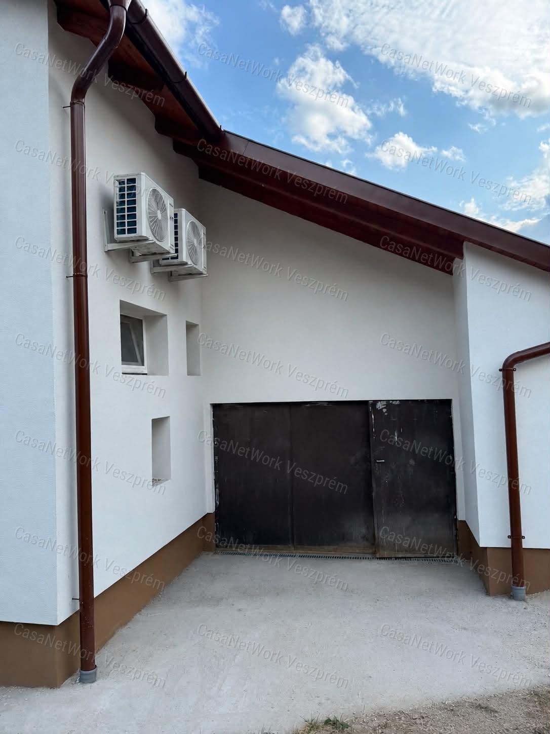 BALATONALMADI PANORÁMÁS CSALÁDI HÁZ