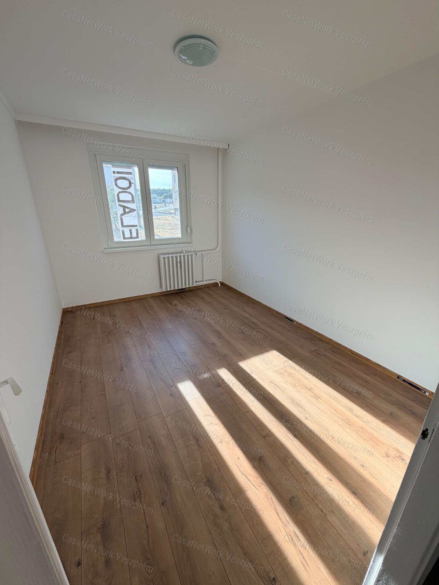 KÖLTÖZZÖN BE, ÉS FELEJTSE EL A FELÚJÍTÁS RÉMÁLMÁT!-PRÉMIUM LAKÁS A TÉSI-DOMBON VÁRPALOTÁN