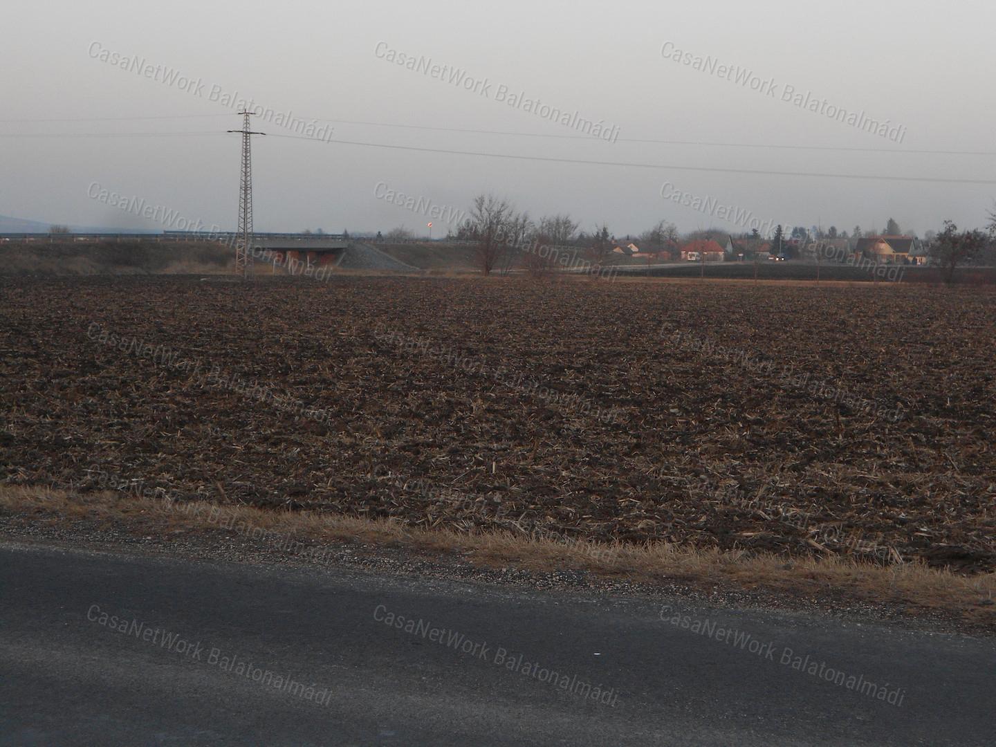 Kitűnően megközelíthető telep - hely!