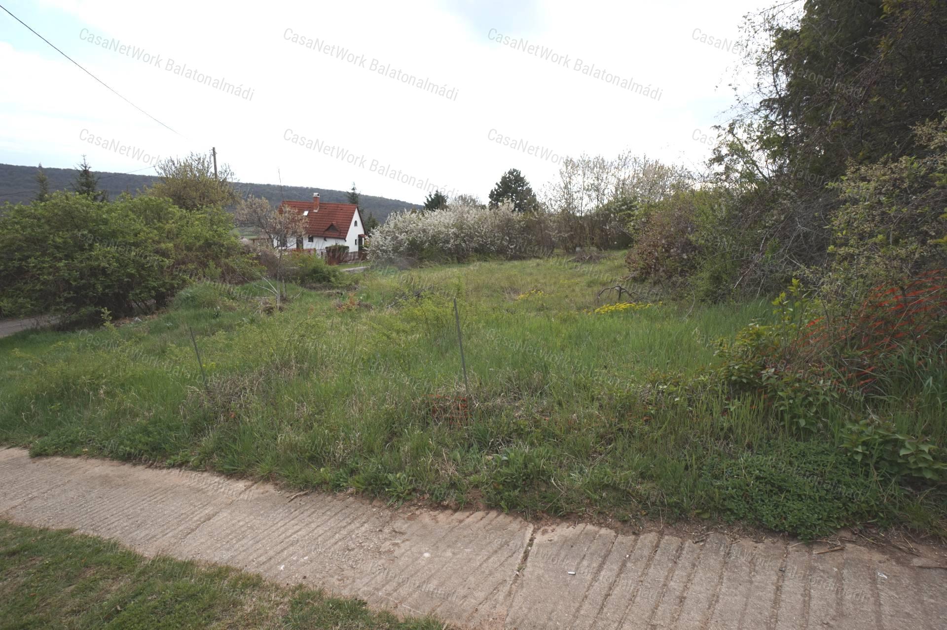 Részpanorámás zártkerti telek eladó Felsőörsön!