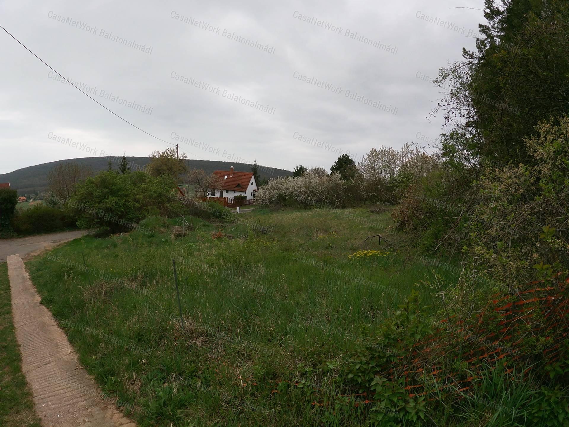 Részpanorámás zártkerti telek eladó Felsőörsön!