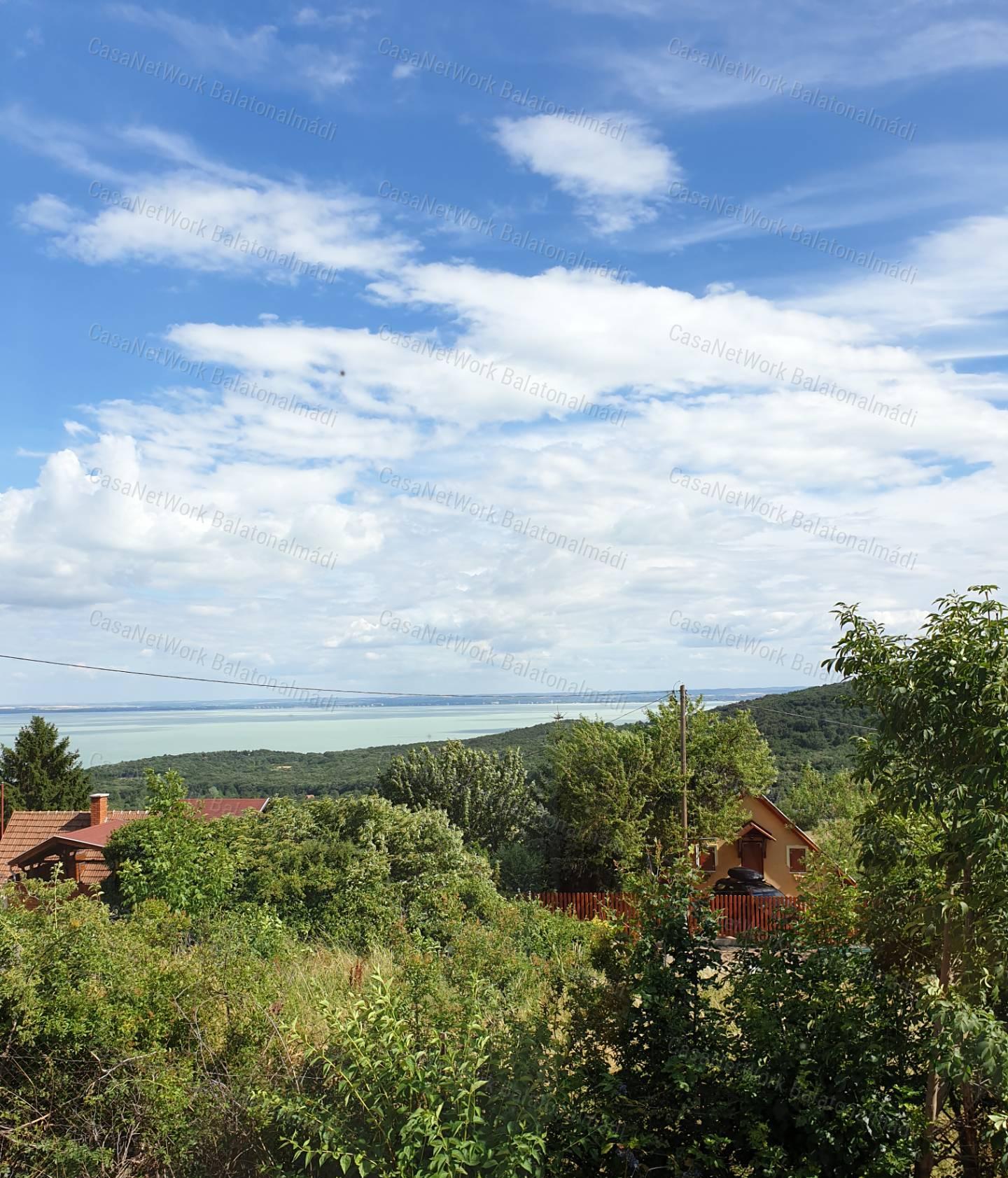 Részpanorámás zártkerti telek eladó Felsőörsön!