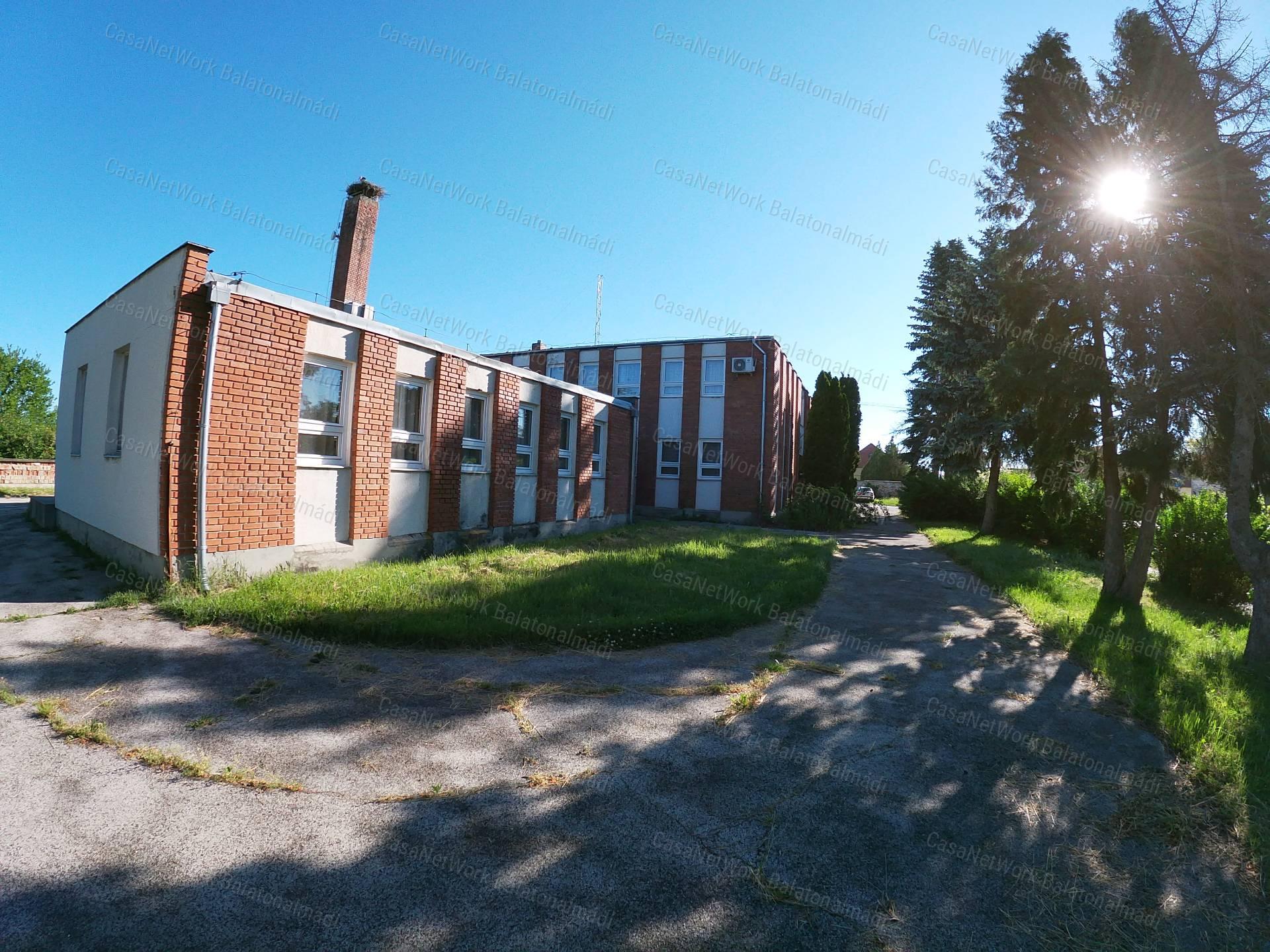 Eladó irodaépület Somló-hegy közelében, Nagyalásony településén.
