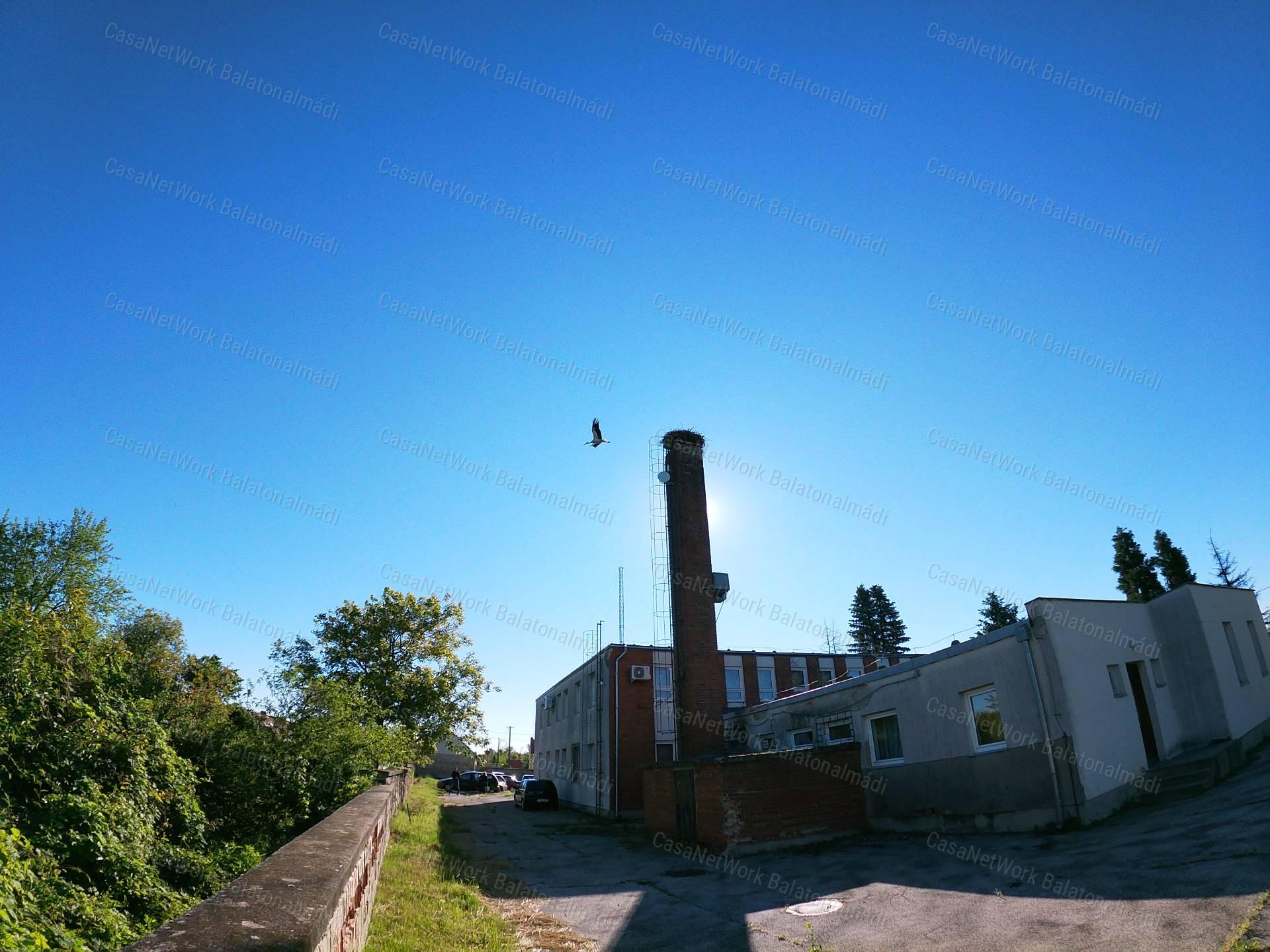 Eladó irodaépület Somló-hegy közelében, Nagyalásony településén.