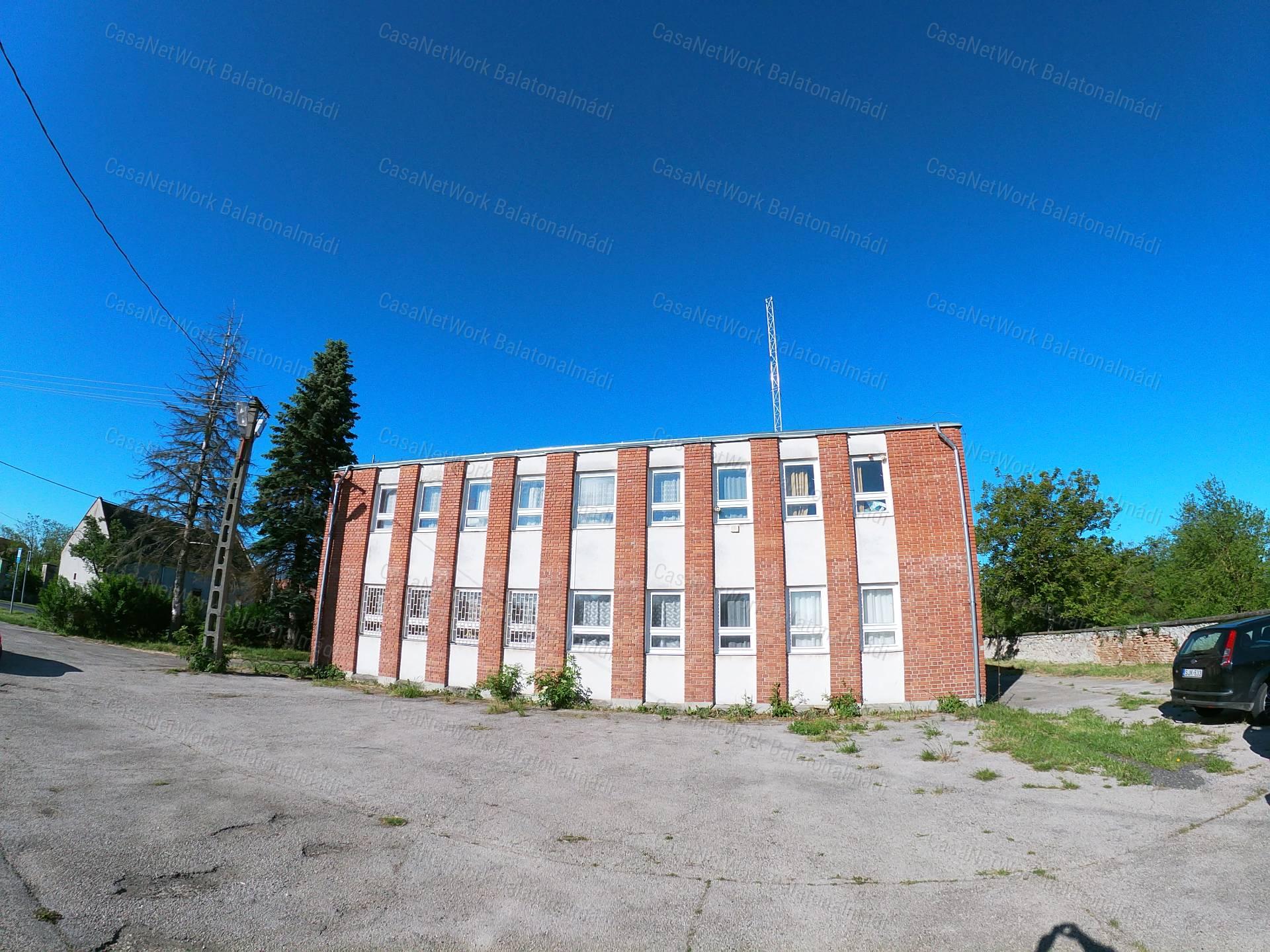 Eladó irodaépület Somló-hegy közelében, Nagyalásony településén.