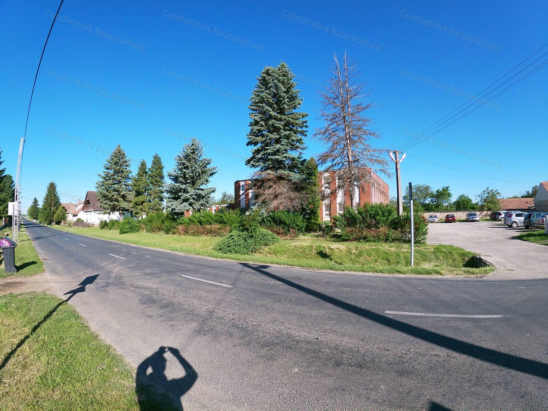 Eladó irodaépület Somló-hegy közelében, Nagyalásony településén.