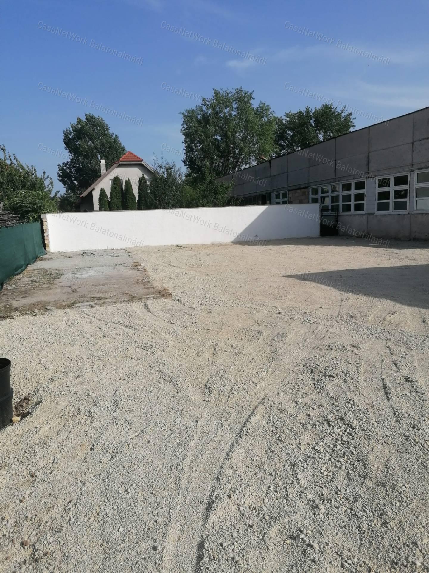 Iparterület frekventált helyen