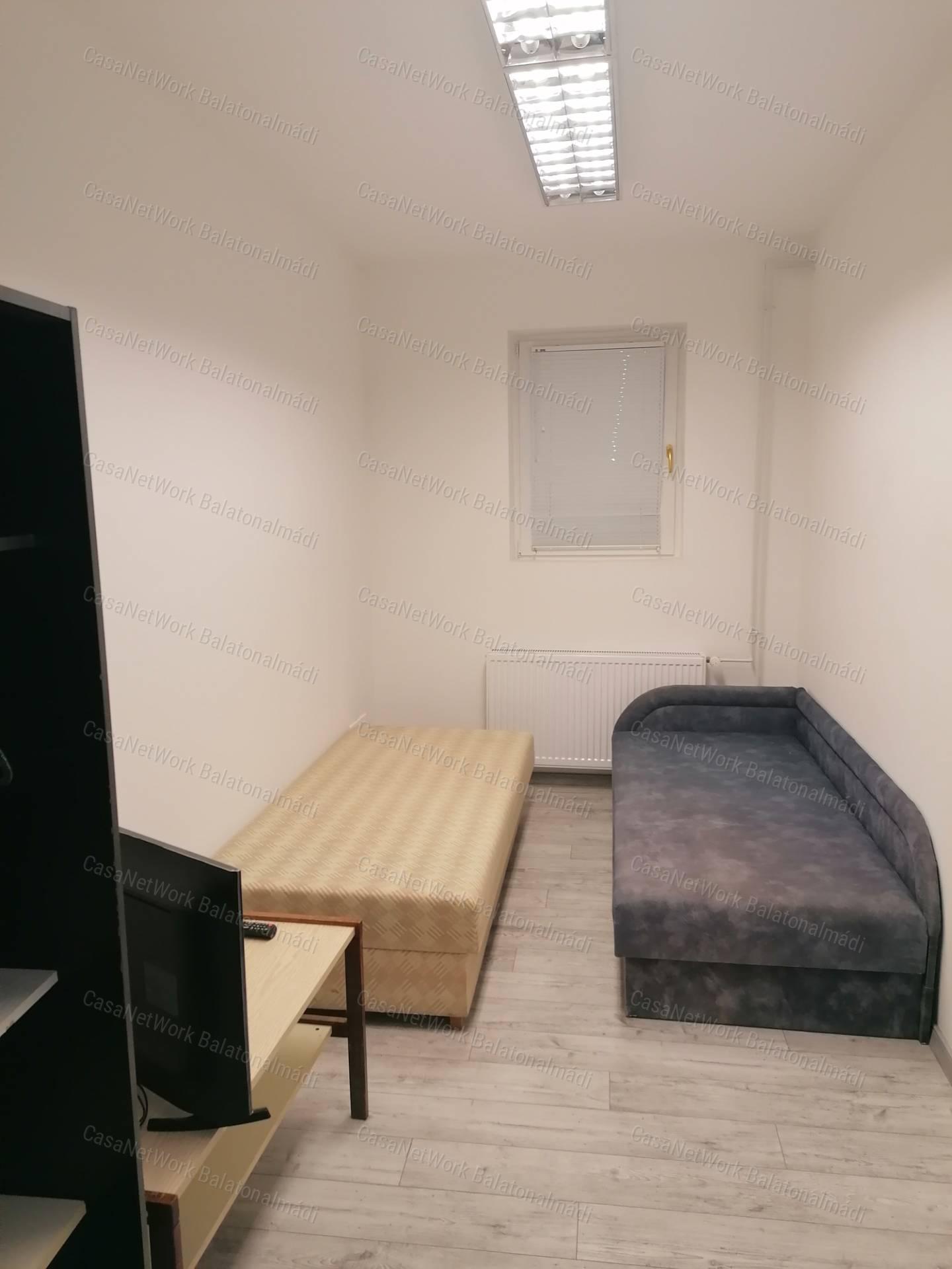 Iparterület frekventált helyen