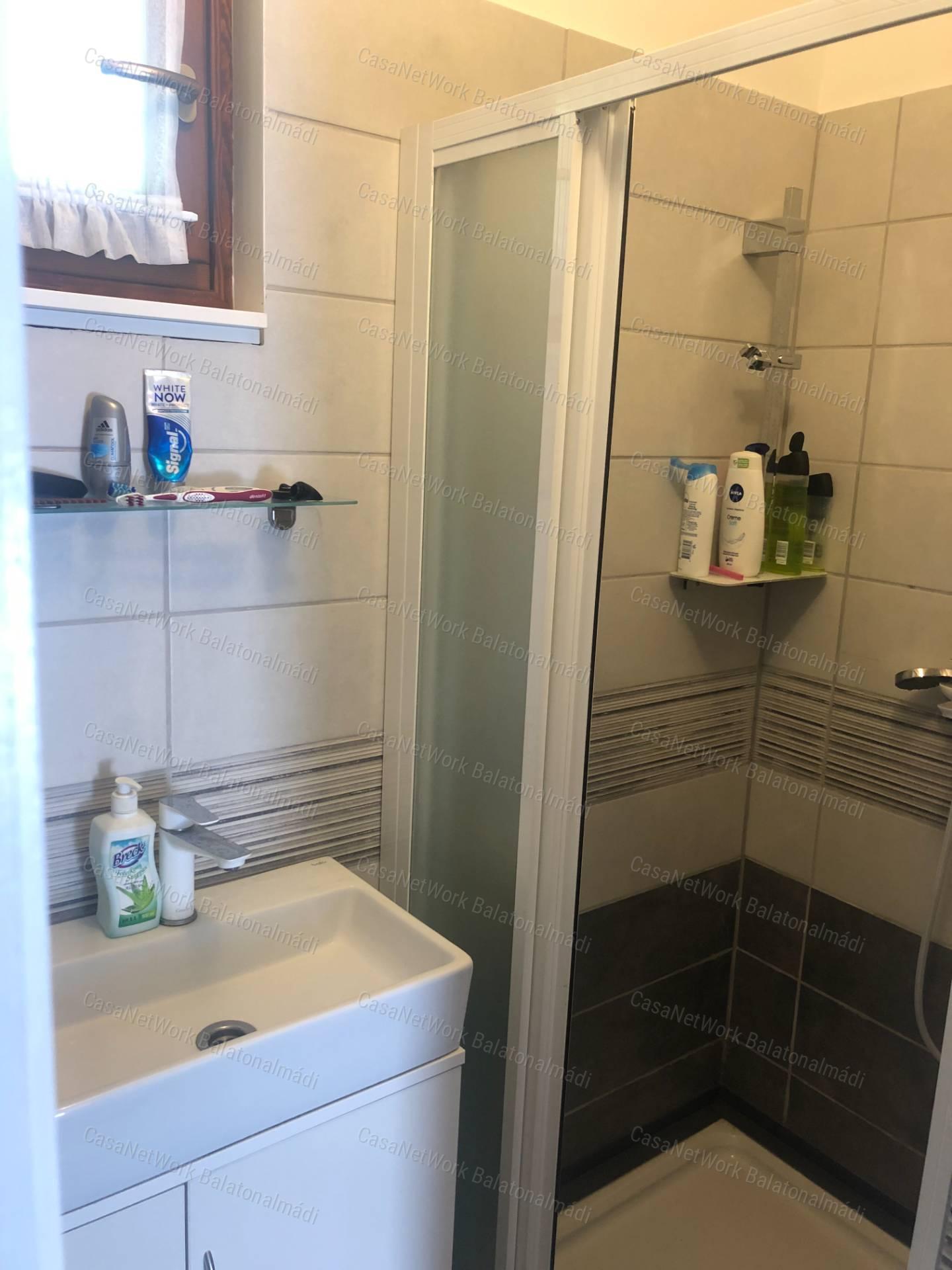 A Balatontól 10 perc sétára iker nyaraló eladó