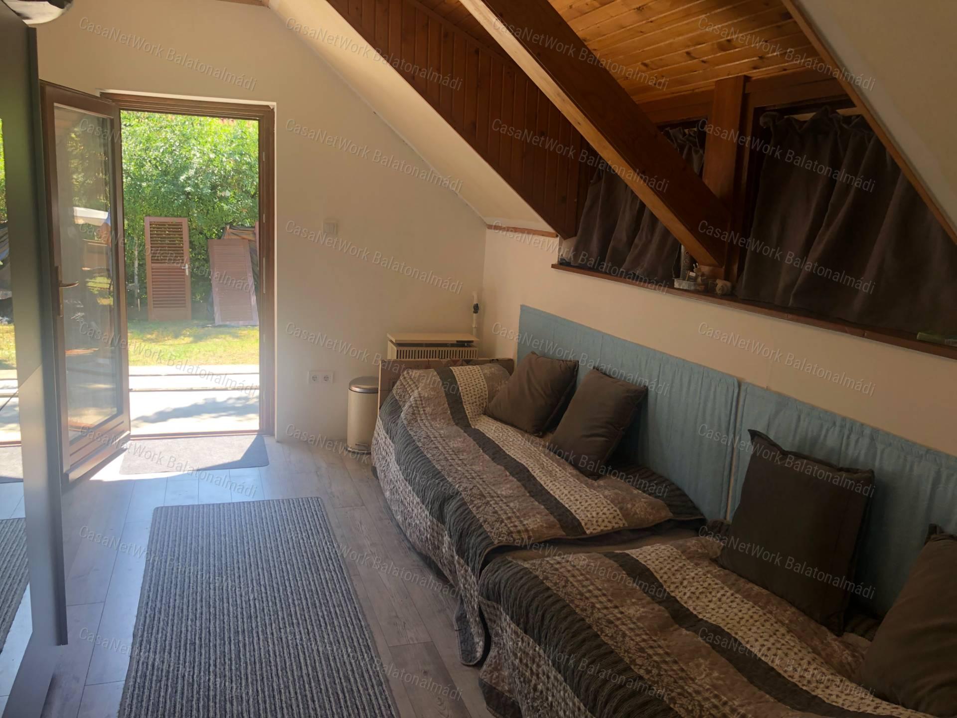 A Balatontól 10 perc sétára iker nyaraló eladó
