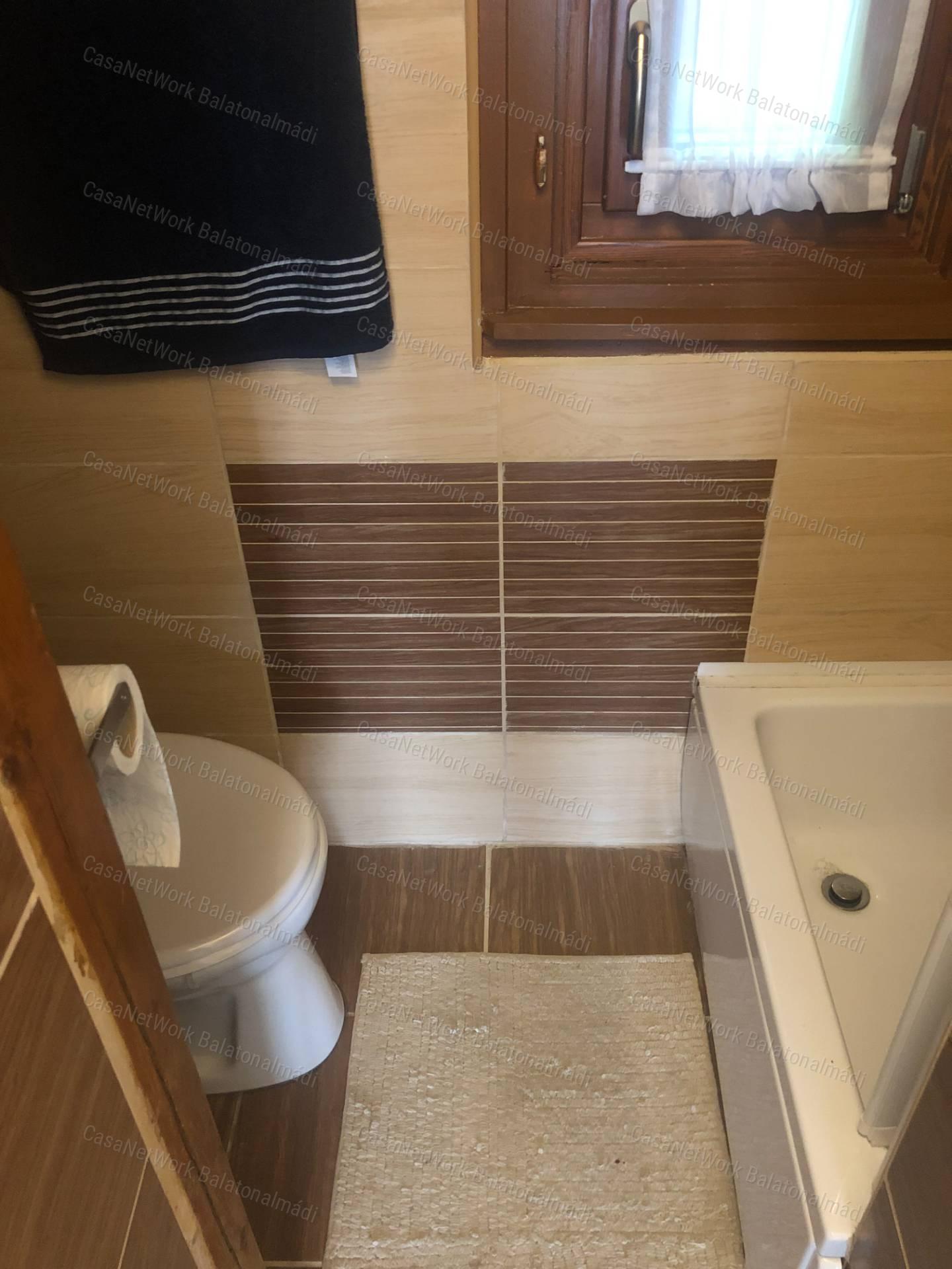 A Balatontól 10 perc sétára iker nyaraló eladó