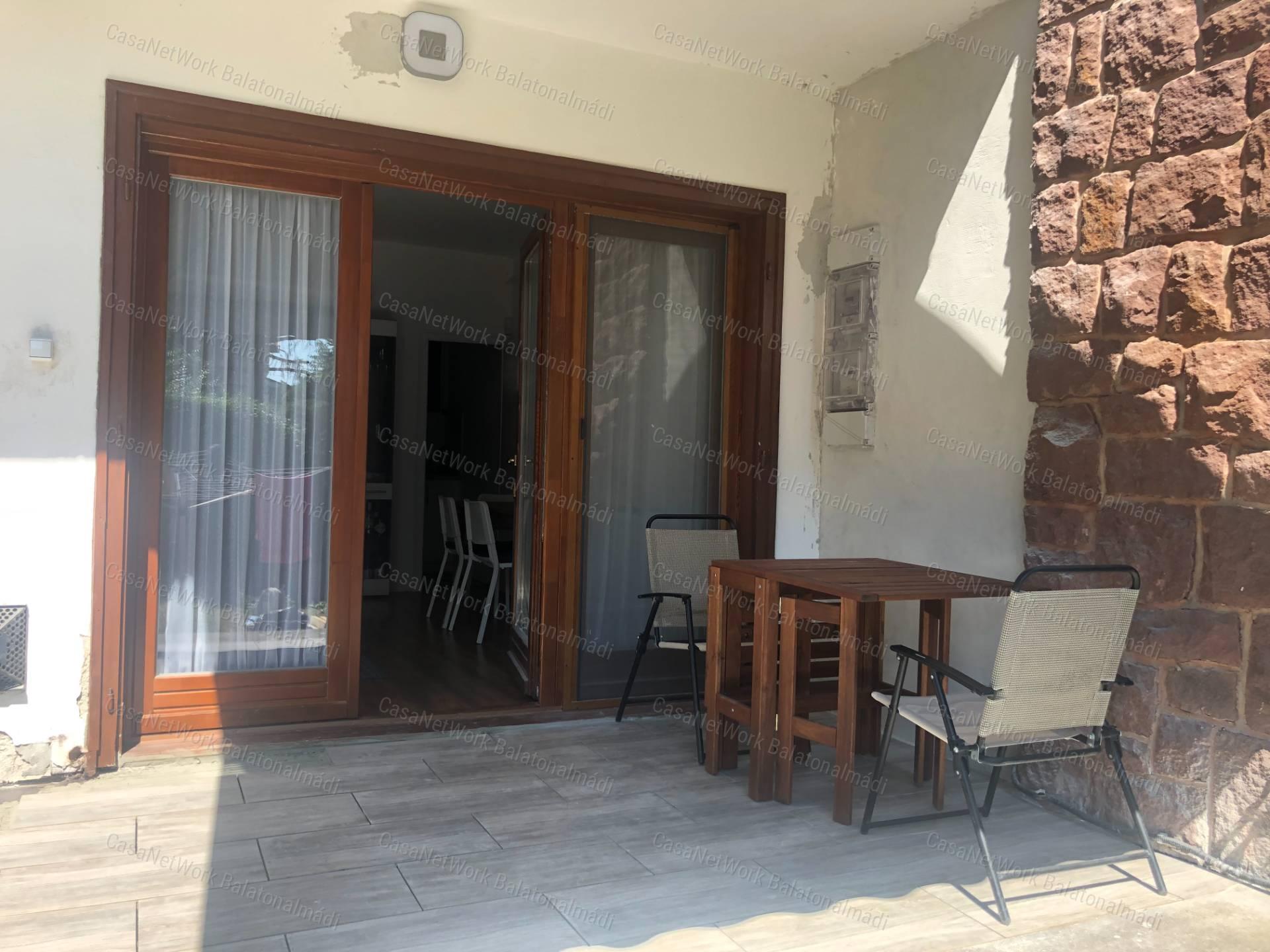A Balatontól 10 perc sétára iker nyaraló eladó