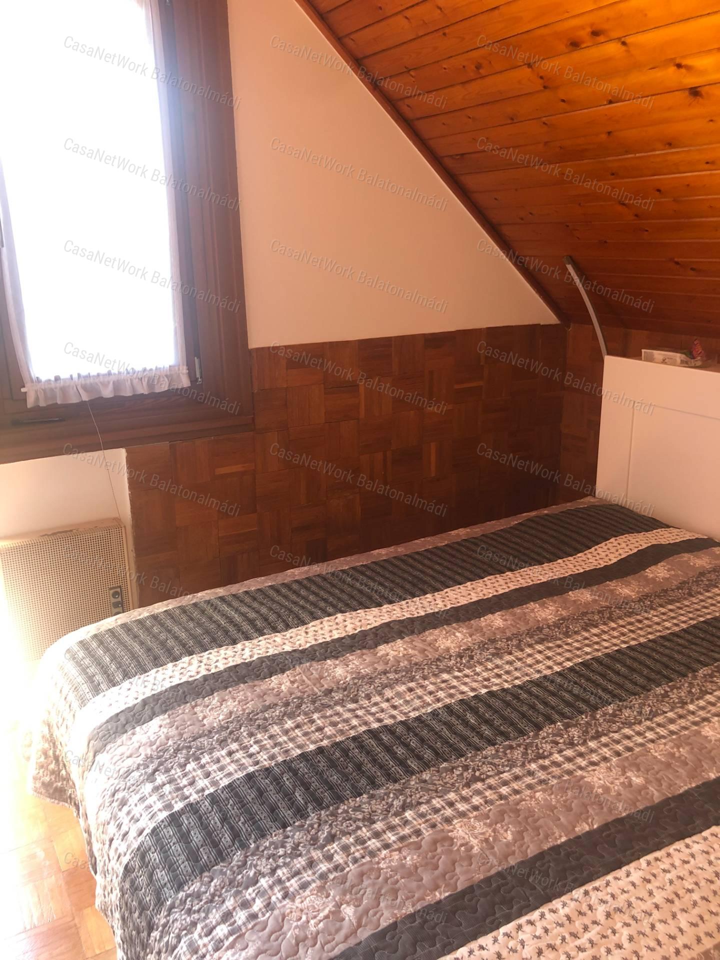 A Balatontól 10 perc sétára iker nyaraló eladó