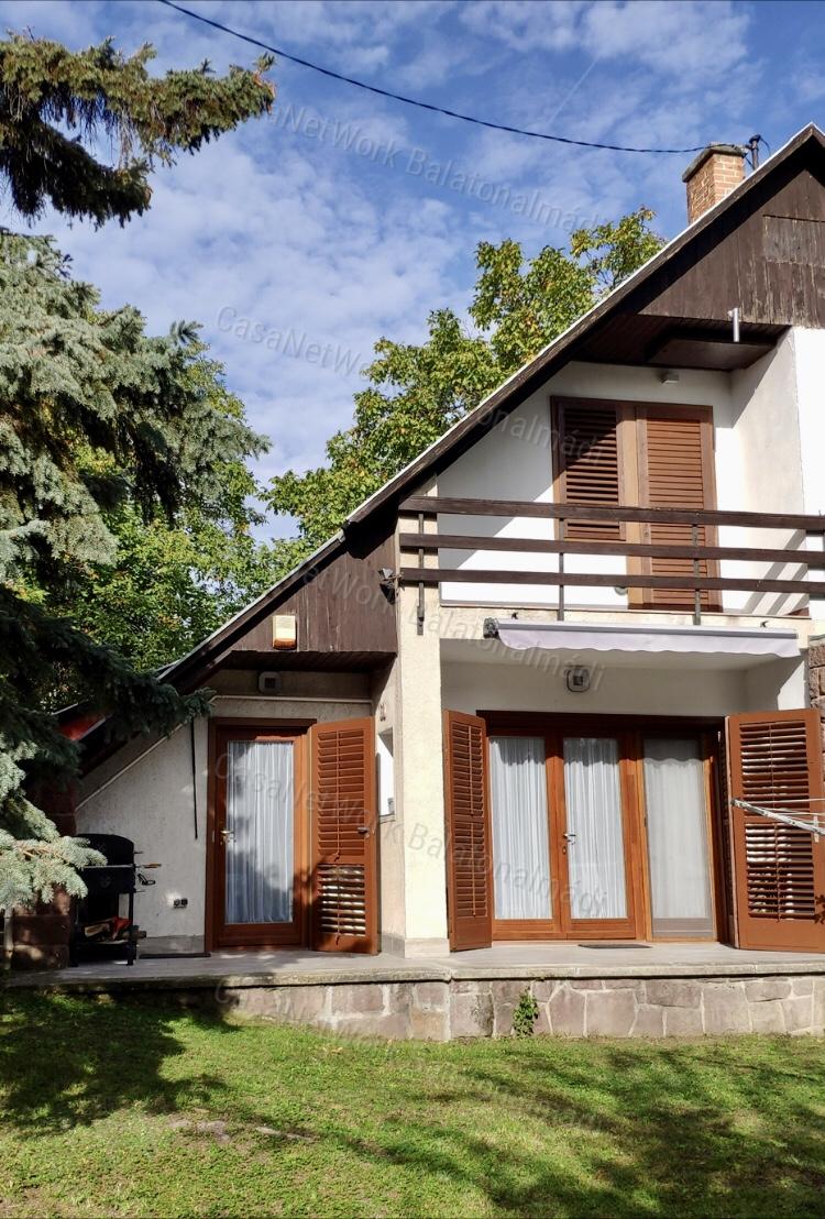 A Balatontól 10 perc sétára iker nyaraló eladó