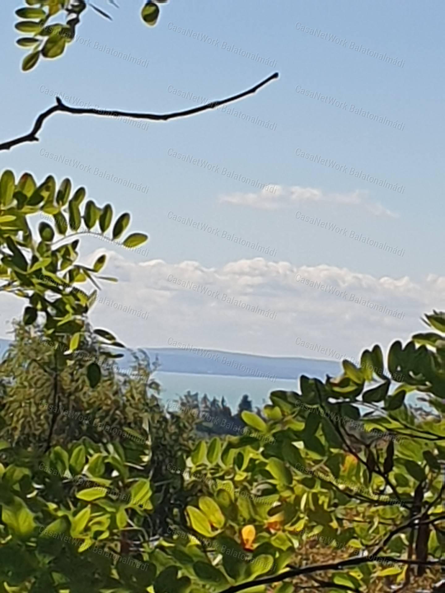 Eladó kicsi nyaraló Balatonkenesén!