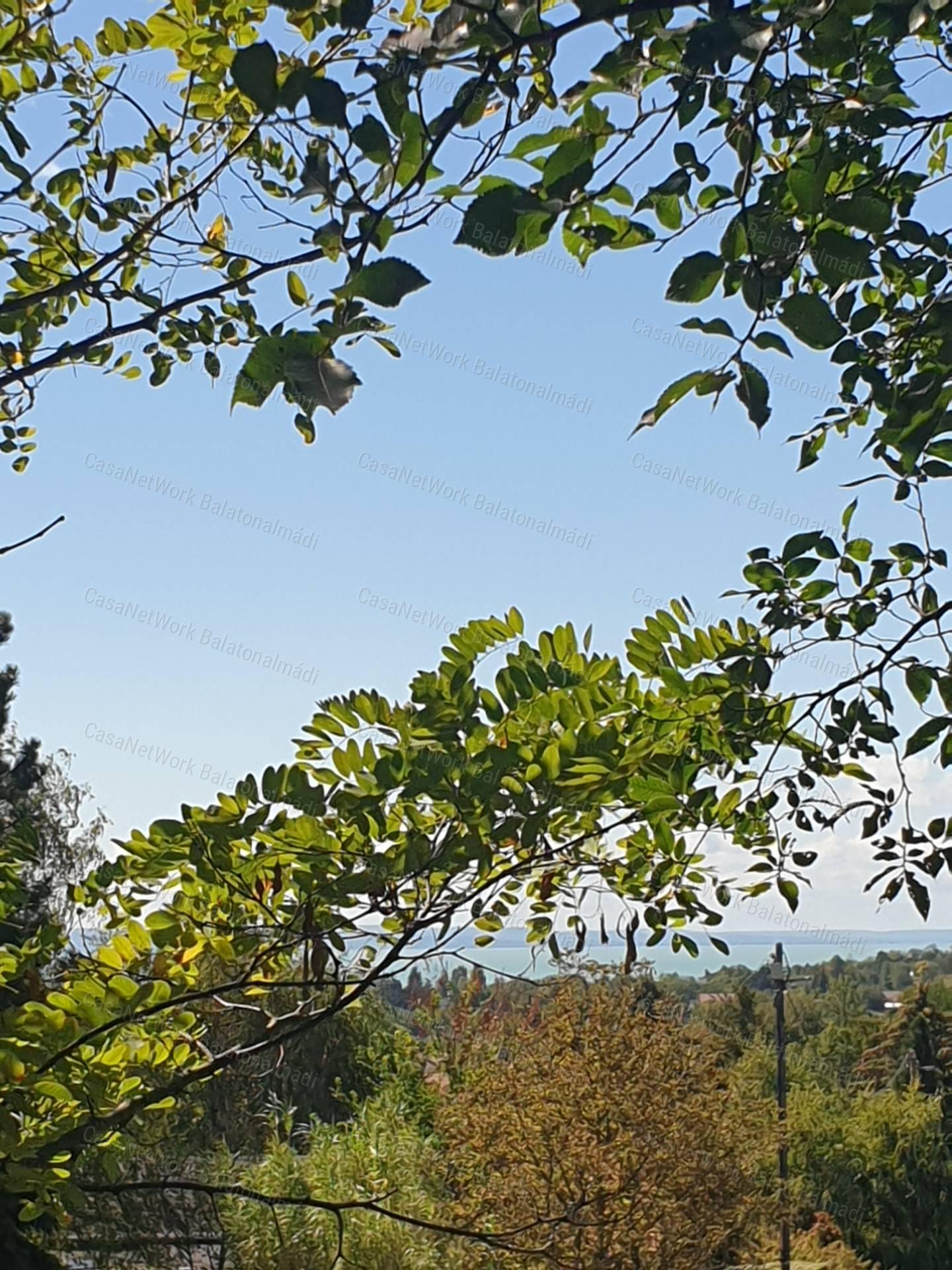 Eladó kicsi nyaraló Balatonkenesén!
