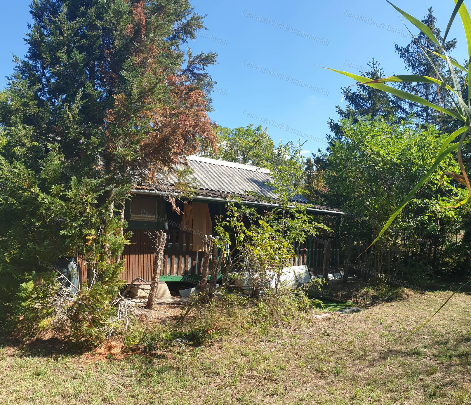Eladó kicsi nyaraló Balatonkenesén!
