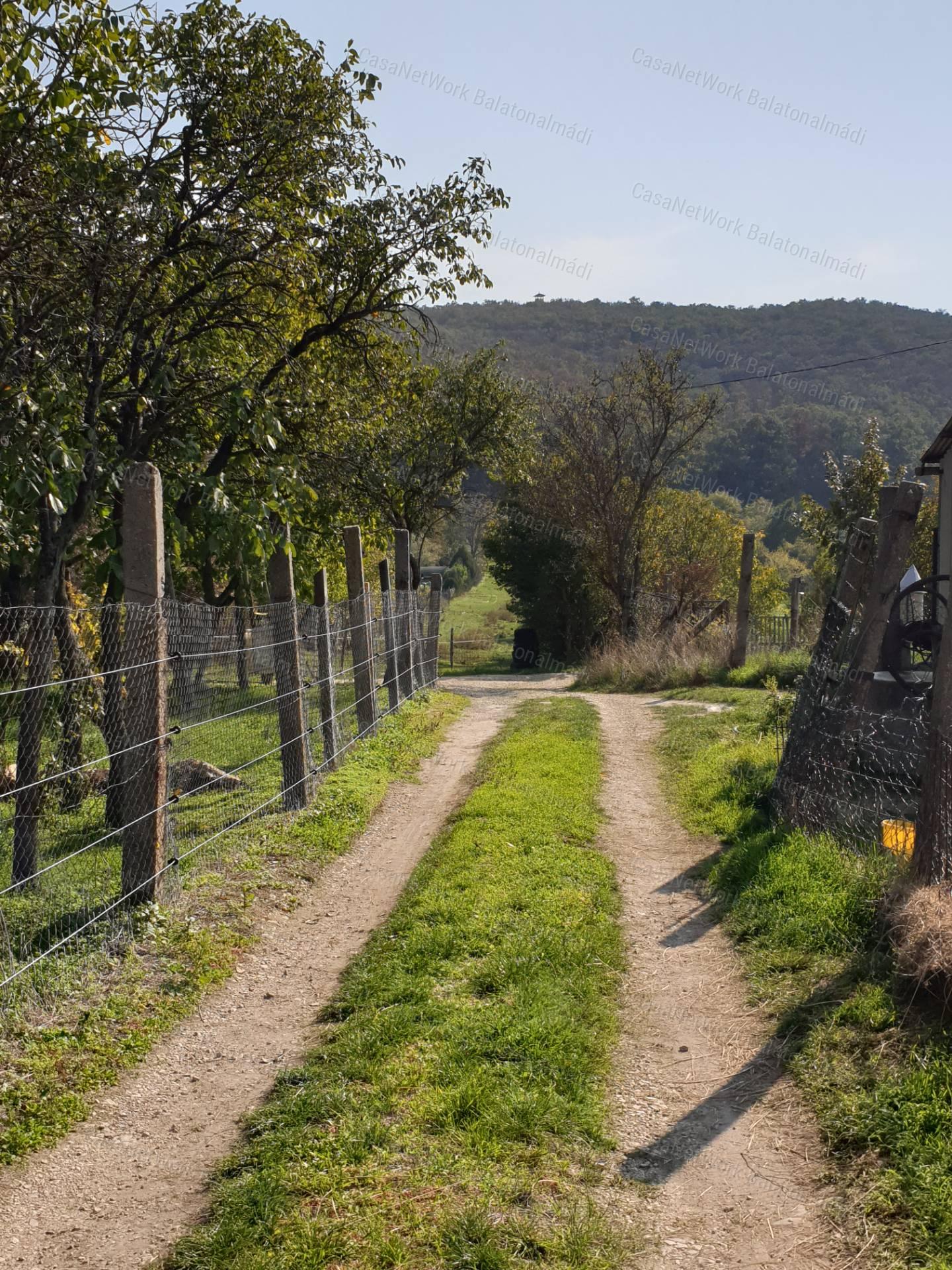 Eladó tájpanorámás gazdasági épület Balatonfüreden!