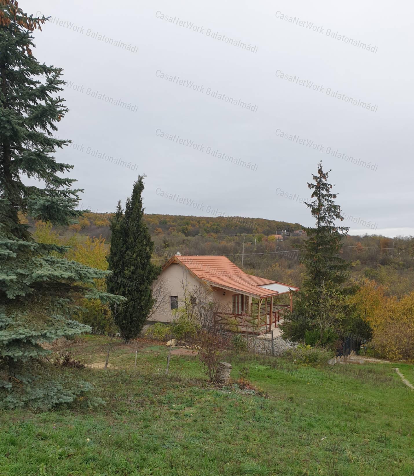 Eladó panorámás nyaraló Balatonalmádiban!