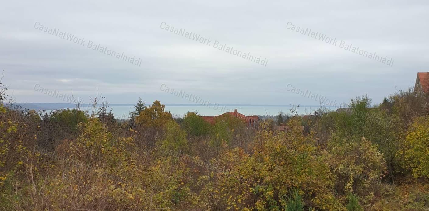 Eladó panorámás nyaraló Balatonalmádiban!