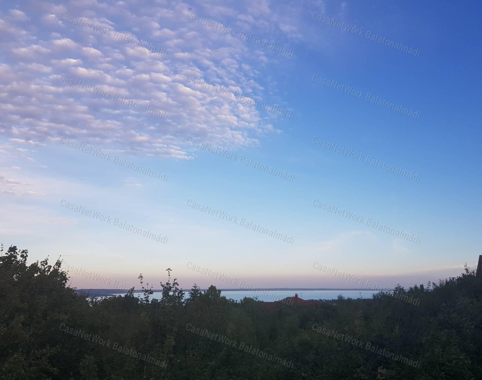 Eladó panorámás nyaraló Balatonalmádiban!