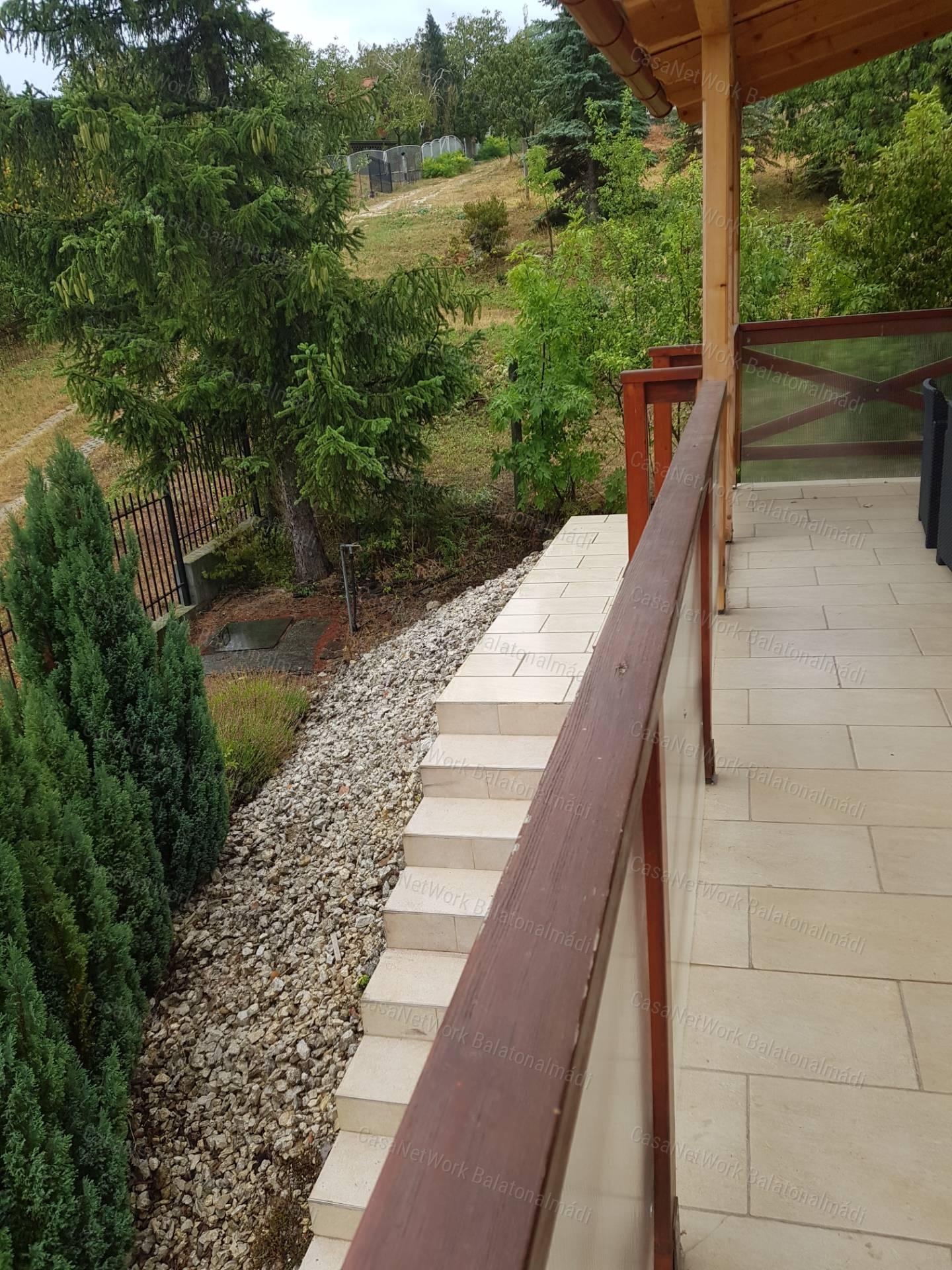 Eladó panorámás nyaraló Balatonalmádiban!