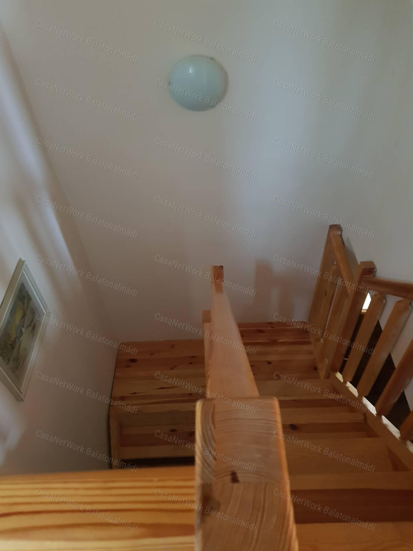 Eladó panorámás nyaraló Balatonalmádiban!