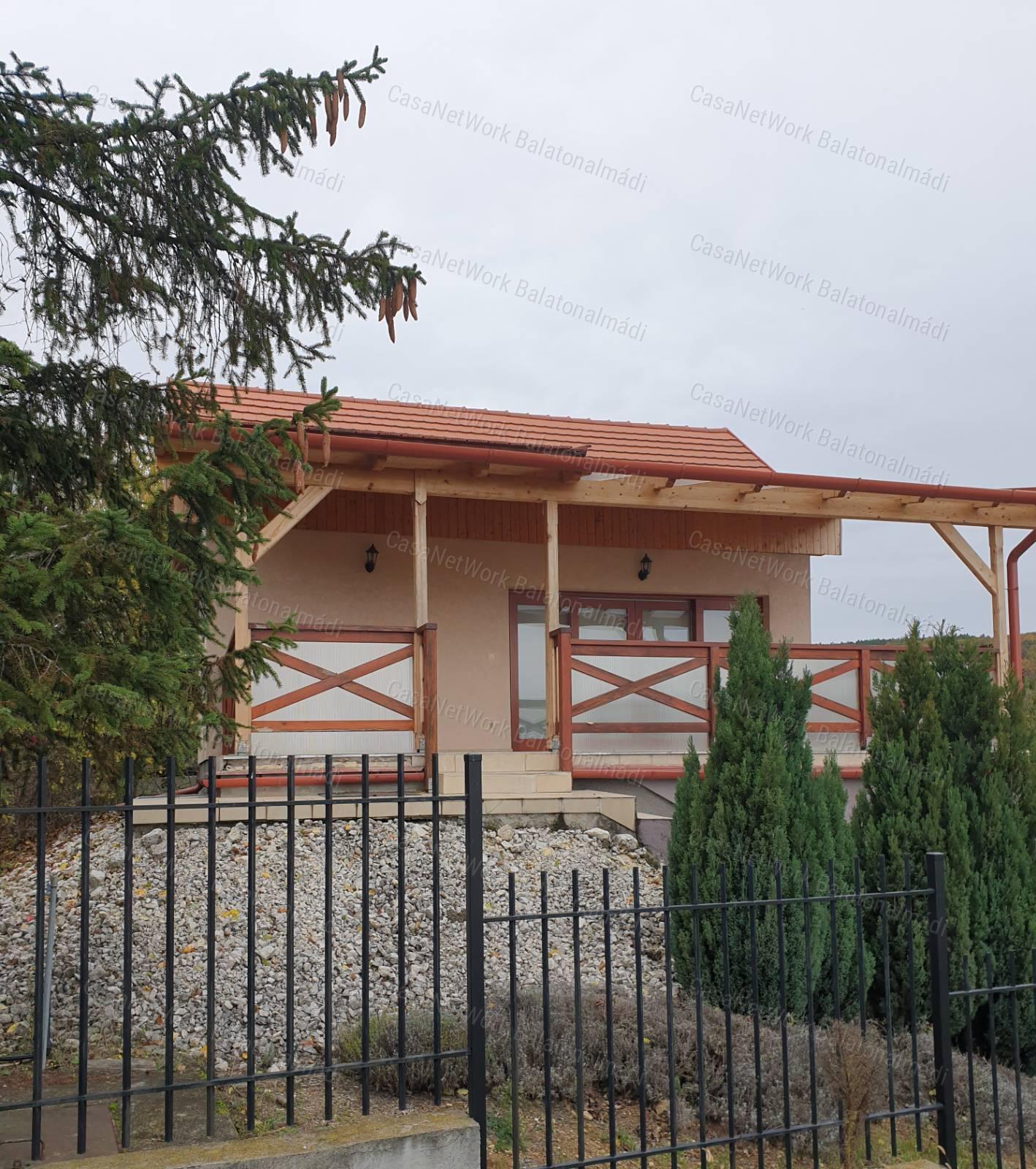 Eladó panorámás nyaraló Balatonalmádiban!