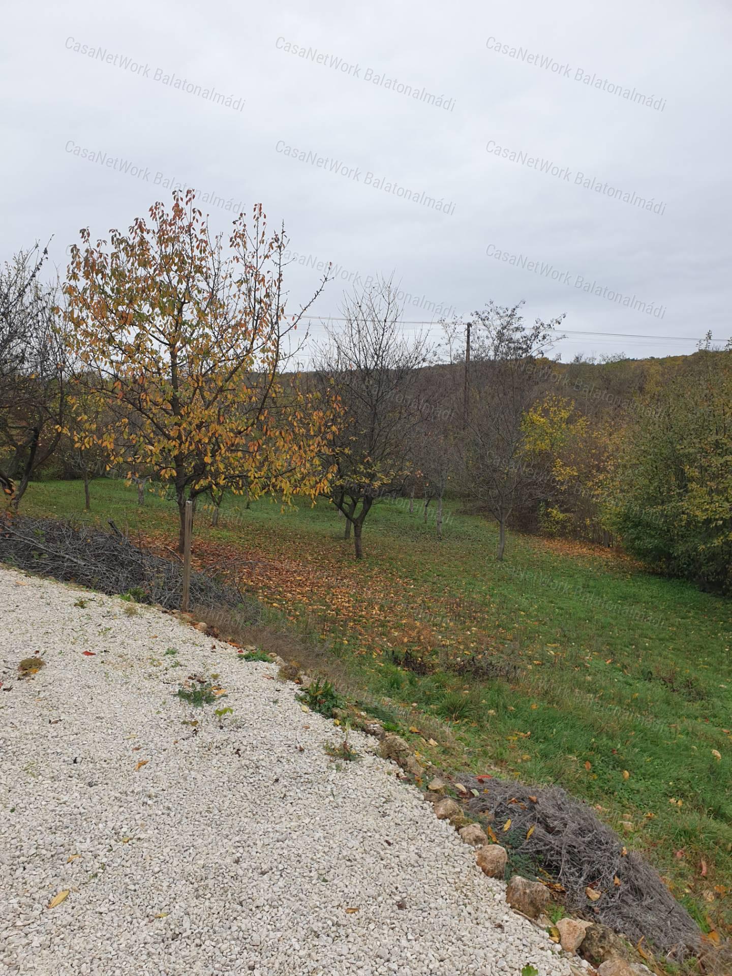Eladó panorámás nyaraló Balatonalmádiban!